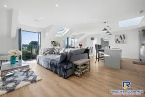 Luminous Penthouse close to Airport and Near Trafford Centre with Private Parking - Wythenshawe