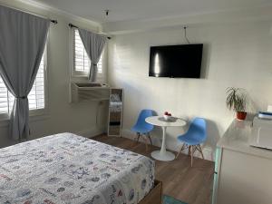 Romantic Studio in the Heart of Palm Beach