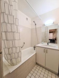 Résidence Capricorne - Appartement entièrement rénové avec cabine · Au pied des pistes · Balcon MAE-5034