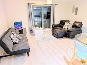 Waterfront Quayside Apartment with secure parking & lift, Ideal for Mobility Users