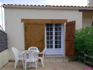 Maisons de vacances Maison 2 chambres a 900m de la plage, terrasse & BBQ - FR-1-540-305 : photos des chambres