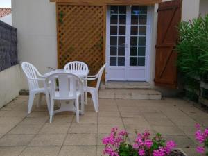 Maisons de vacances Maison 2 chambres a 900m de la plage, terrasse & BBQ - FR-1-540-305 : photos des chambres