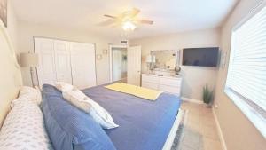 Naples Park Oasis - Cozy Two Bedroom Apartment
