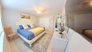 Naples Park Oasis - Cozy Two Bedroom Apartment