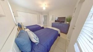 Naples Park Oasis - Cozy Two Bedroom Apartment