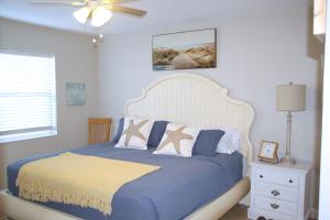 Naples Park Oasis - Cozy Two Bedroom Apartment