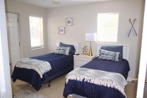 Naples Park Oasis - Cozy Two Bedroom Apartment