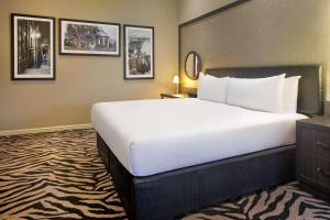 King Junior Suite room in DoubleTree by Hilton Edinburgh City Centre