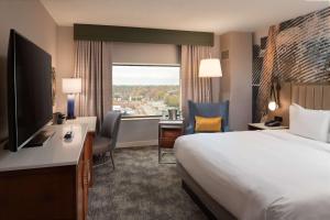 King Room with Roll-In Shower - Disability Access room in Hilton Lexington Downtown