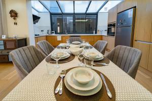 Merkezde Muhteşem Havuzlu Villa