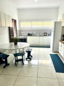 Casa ampla com piscina na enseada