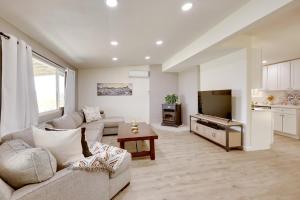 Mtn-View Home with Hot Tub 8 Mi to Joshua Tree!