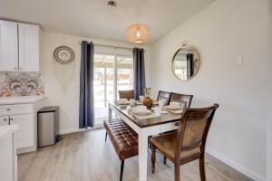 Mtn-View Home with Hot Tub 8 Mi to Joshua Tree!