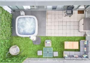 Luxury Penthouse with Private Hot Tub Overlooking Leeds City Centre