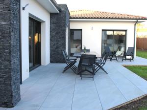 Maisons de vacances Gite spacieux avec jardin, spa, babyfoot et parking prive - FR-1-306-1292 : photos des chambres