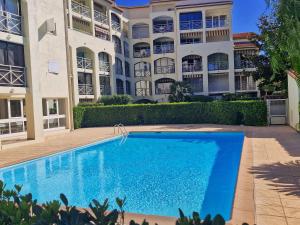 Sainte-Maxime: T2 mezzanine, piscine, parking, animaux acceptés - FR-1-780-88
