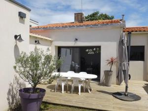 Maison rénovée avec jardin et terrasse au cœur de La Chaume, proche plage, WiFi - FR-1-92-944