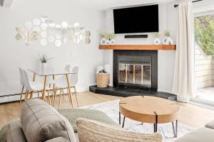 Bright & Modern - King Suite - Creekside Trail