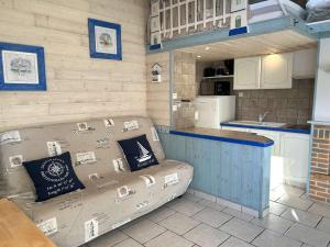 Maisons de vacances Maison renovee proche mer avec piscine chauffee, tennis, WiFi, parking prive - Bretignolles-sur-Mer - FR-1-224A-72 : photos des chambres