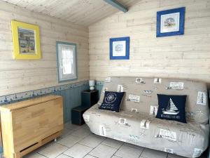 Maisons de vacances Maison renovee proche mer avec piscine chauffee, tennis, WiFi, parking prive - Bretignolles-sur-Mer - FR-1-224A-72 : photos des chambres