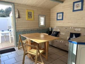 Maisons de vacances Maison renovee proche mer avec piscine chauffee, tennis, WiFi, parking prive - Bretignolles-sur-Mer - FR-1-224A-72 : photos des chambres