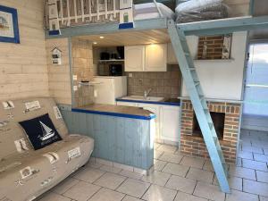 Maisons de vacances Maison renovee proche mer avec piscine chauffee, tennis, WiFi, parking prive - Bretignolles-sur-Mer - FR-1-224A-72 : photos des chambres