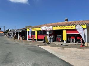 Maisons de vacances Maison renovee proche mer avec piscine chauffee, tennis, WiFi, parking prive - Bretignolles-sur-Mer - FR-1-224A-72 : photos des chambres