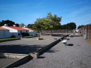 Maisons de vacances Maison renovee proche mer avec piscine chauffee, tennis, WiFi, parking prive - Bretignolles-sur-Mer - FR-1-224A-72 : photos des chambres