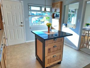 Monthly stay 2 Bedroom Upper floor suite near SFU & Skytrain