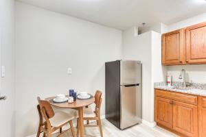 Half-Mi to Oakland City Golf Club Sleek Apartment