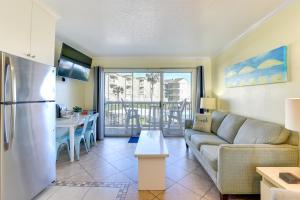 Walk to Galveston Beach Resort Condo with Perks!