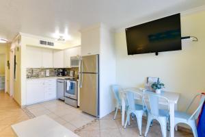 Walk to Galveston Beach Resort Condo with Perks!