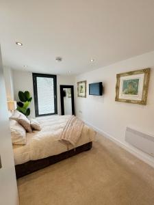 Luxury Penthouse with Private Hot Tub Overlooking Leeds City Centre