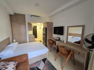 Florenza Khamsin bird