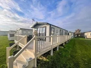 Stunning 4 Berth Caravan With Large Decking Area At Dovercourt, Ref 44204I - Parkeston