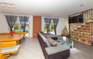 Holiday house with a swimming pool Kastel Luksic, Kastela - 23710