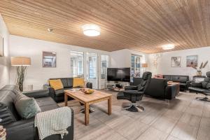 Renovated Thatched Pool House By The North Sea For 16 People