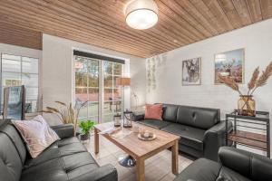 Renovated Thatched Pool House By The North Sea For 16 People
