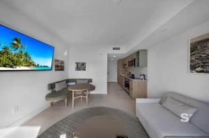 Luxe 1-BD with Stunning Downtown Views