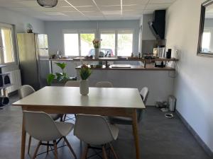 Maisons de vacances Gite confortable avec piscine, parking et Wi-Fi a La Suze-sur-Sarthe - FR-1-410-399 : photos des chambres
