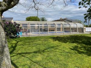 Maisons de vacances Gite confortable avec piscine, parking et Wi-Fi a La Suze-sur-Sarthe - FR-1-410-399 : photos des chambres