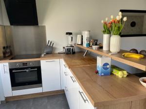 Maisons de vacances Gite confortable avec piscine, parking et Wi-Fi a La Suze-sur-Sarthe - FR-1-410-399 : photos des chambres