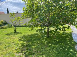 Gîte confortable avec piscine, parking et Wi-Fi à La Suze-sur-Sarthe - FR-1-410-399