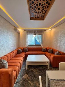 Central 3bd w AC and Rooftop views