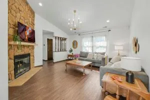 Comfortable home in Raleigh w big fenced backyard - Knightdale