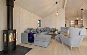 Nice Home In Tisvildeleje With Wifi