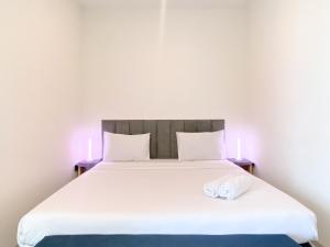 Simply Look Studio at Grand Kamala Lagoon Apartment By Travelio