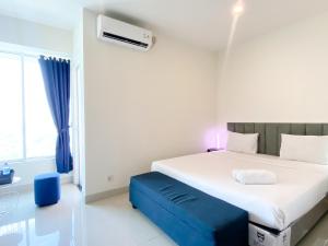 Simply Look Studio at Grand Kamala Lagoon Apartment By Travelio