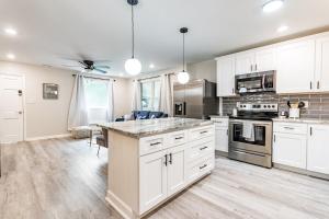 Cute ranch with king bed close to dtown Raleigh