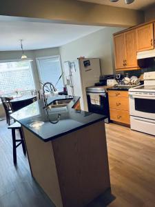 Bedrooms in Kenaston, Close to Walmart, Costco, IKEA, Outlet
